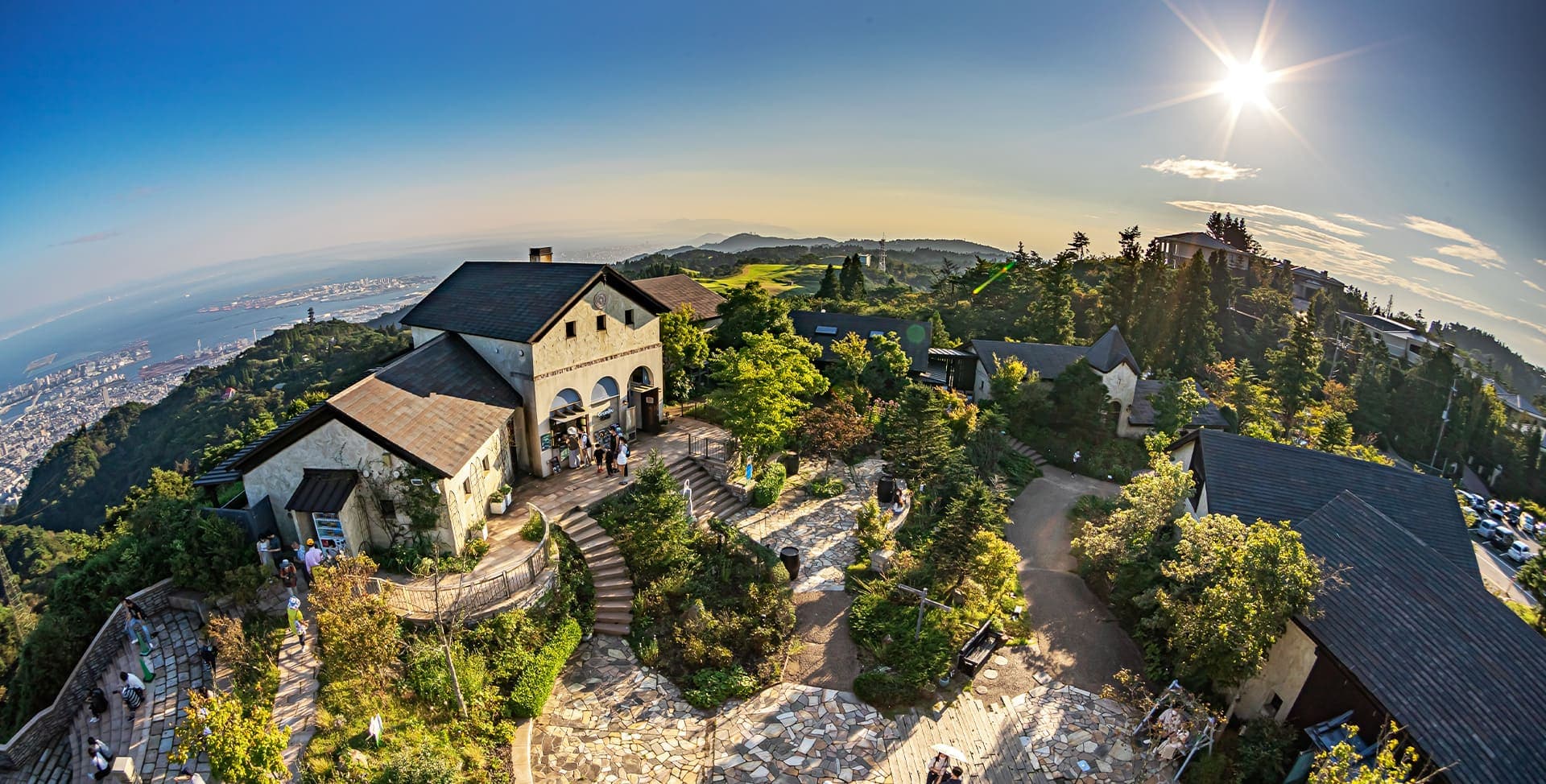 Die Rokko Garden Terrace in der Abenddämmerung