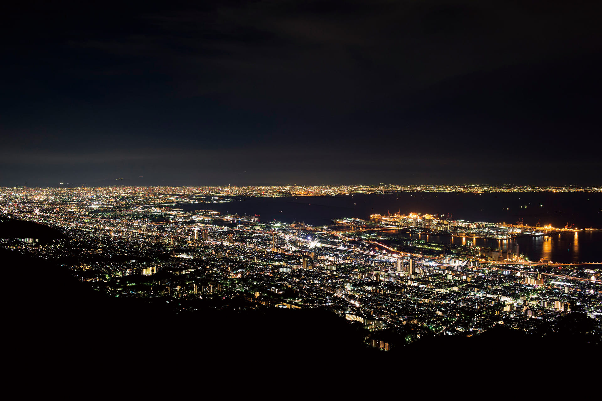 摩耶山掬星台から見たまばゆい神戸の夜景が広がっています。
