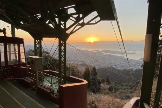 まやロープウェー星の駅から見える日の出の写真です。