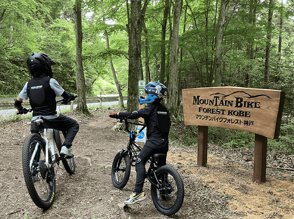 マウンテンバイクフォレスト神戸にて、マウンテンバイクに乗っている子供の写真
